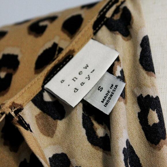 A New Day Womens S Blouse Short Sleeve Tan Cheetah Leopard Animal Print Small - Picture 5 of 6